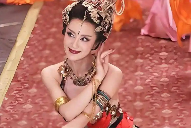 张馨予骂她,叶璇恨她,现在官宣恋情冲上热搜