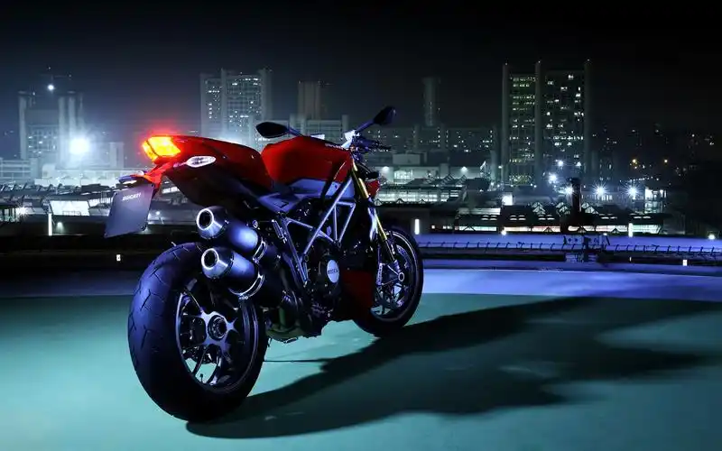 杜卡迪摩托车,后视图,夜晚,城市 壁纸 - 1680x1050
