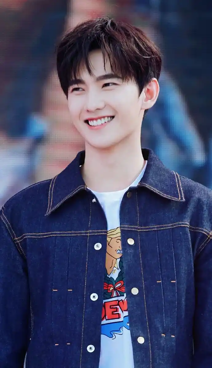 杨洋分享190616杨洋完美笑颜分享感受5a级景区美貌的杀伤力