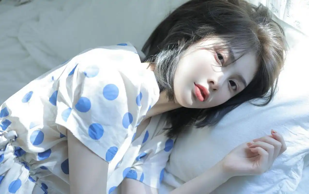 皮肤超白的漂亮短发美女小姐姐