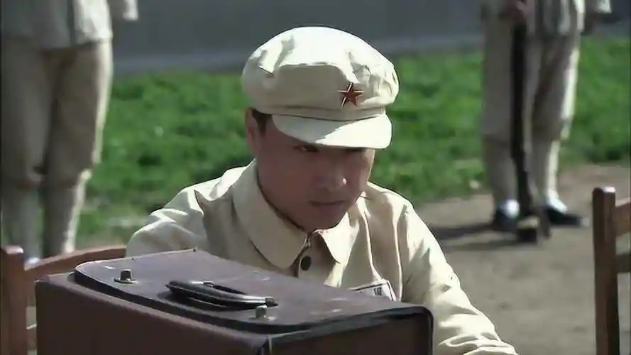 工作人员开始清点收缴战犯私人物品,发放监狱的胸牌战犯拒不接受