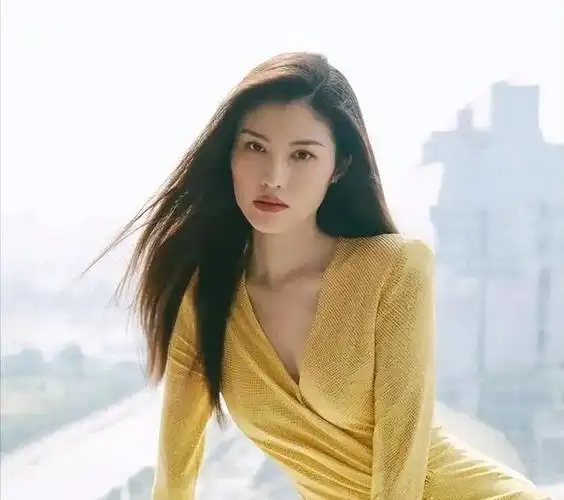 她曾是《非常6 1》的礼仪小姐,月收入只有800元,如今成国际超模|何穗