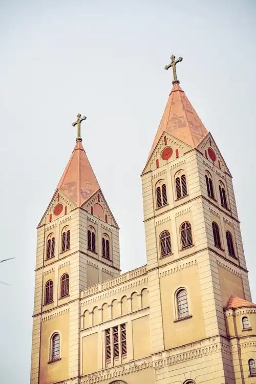 若说青岛最出名的地标,那一定是圣弥厄尔教堂76,它由德国建筑师设计