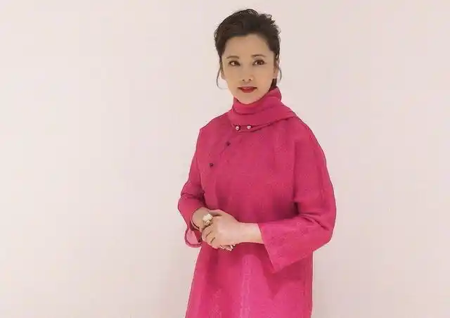 60后的何赛飞气质真优雅穿小黑裙配长卷发好美大婶们该学一学