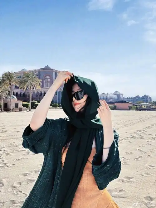 刘亦菲晒阿布扎比随拍#刘亦菲更新美照啦,古希腊掌管美貌的神!