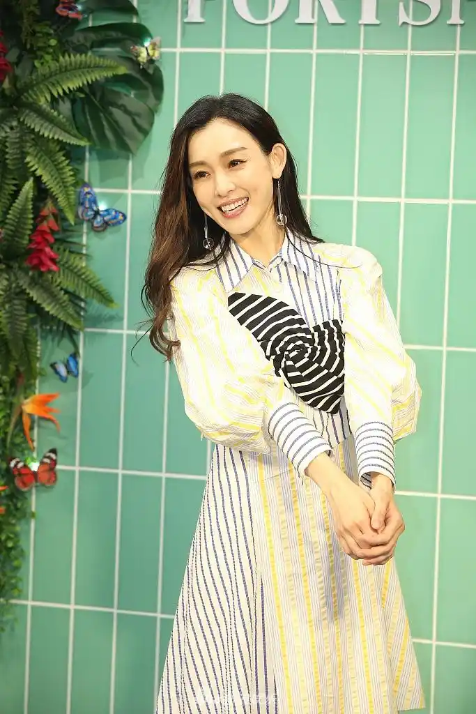 组图:范玮琪回应学历造假后首亮相 胸前绑蝴蝶结俏皮灿笑