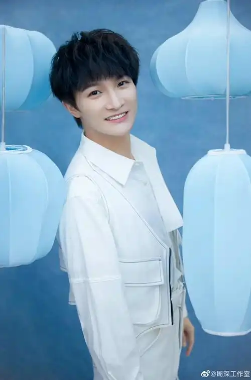 周深,无论天气有多糟糕,只要看到你的笑容,我的心里就是晴朗.