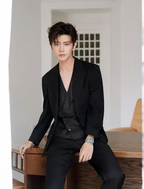 任嘉伦昨天出席活动的深v黑西装值得多看几遍