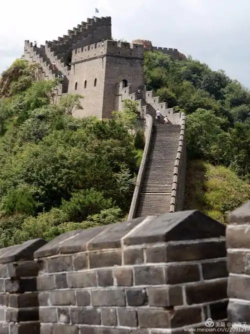 雄伟壮观的万里长城犹如一条巨龙,是中华民族的象征