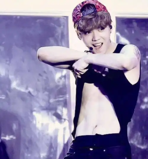 魏晨秀胸肌上热搜鹿晗为何苦练胸肌也不大呢