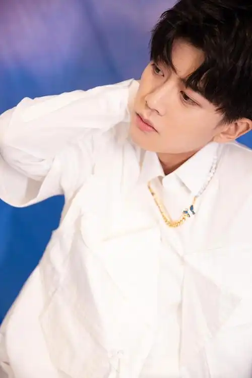 任嘉伦工作室 的微博: 任嘉伦春天到了,抽时间见个面吧.@任嘉伦.