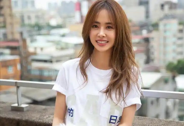 原创 蔡依林随便穿都很美!白t恤配短裤活力十足,清新减龄又时尚