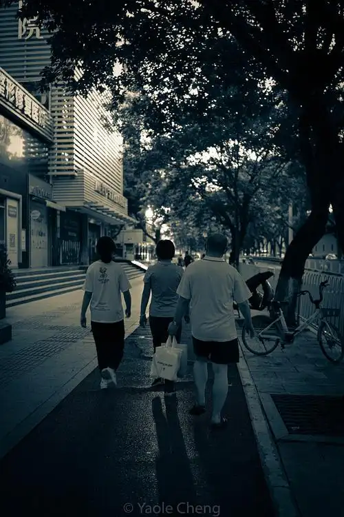 匆匆行人,转眼即逝的光