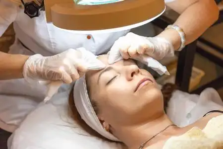 面部皮肤的脱皮和清洗程序, 关闭.美容护肤及水疗护理照片