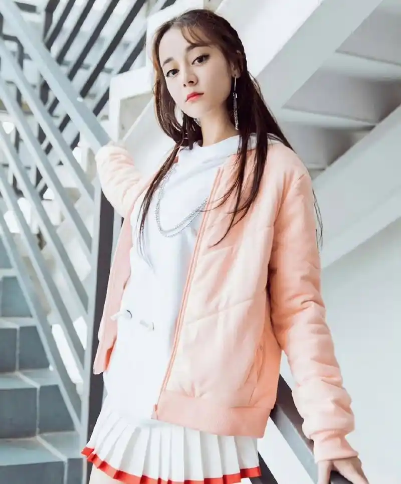 明星# #迪丽热巴#  热巴白色卫衣搭配百褶裙,清新时尚靓丽迷人.