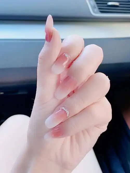 秋冬奶白色渐变色美甲