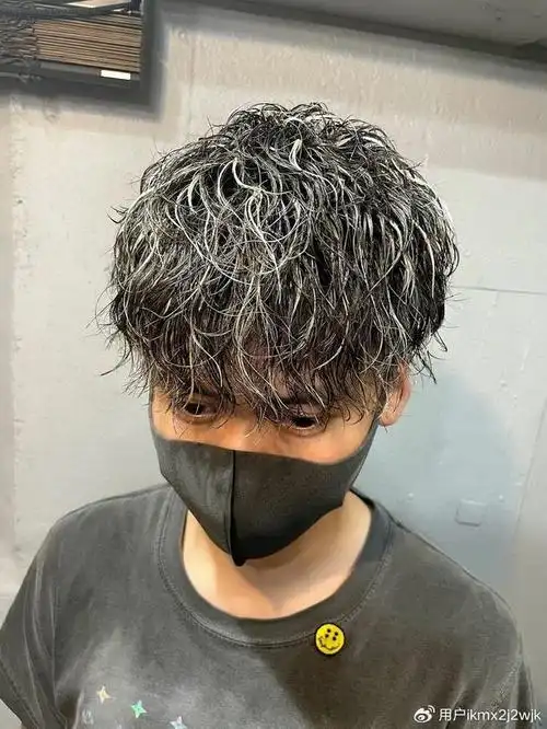 男士发型新风尚:锡纸烫,飞机头,挑染与寸头