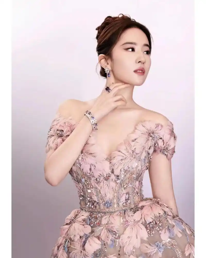 刘亦菲迪士尼走红毯,穿礼服亮相,被唤公主,比宝格丽晚宴更牛!