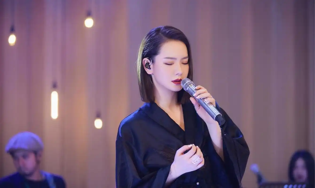 戚薇晒出齐肩短发新造型,与粉丝庆"兔子节"[憧憬]"用久违的短发来过