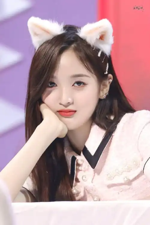吴宣仪高清壁纸戴着猫耳朵软萌可爱拿着泡泡手枪女侠范