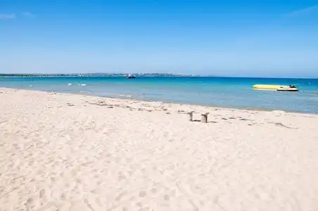 蓝色的大海和沙滩图片