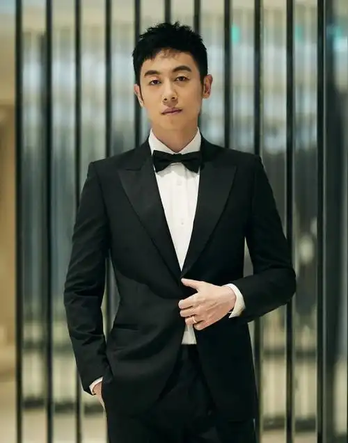 演员朱亚文错过初恋后转身娶了沈佳妮婚后拒绝一切女性