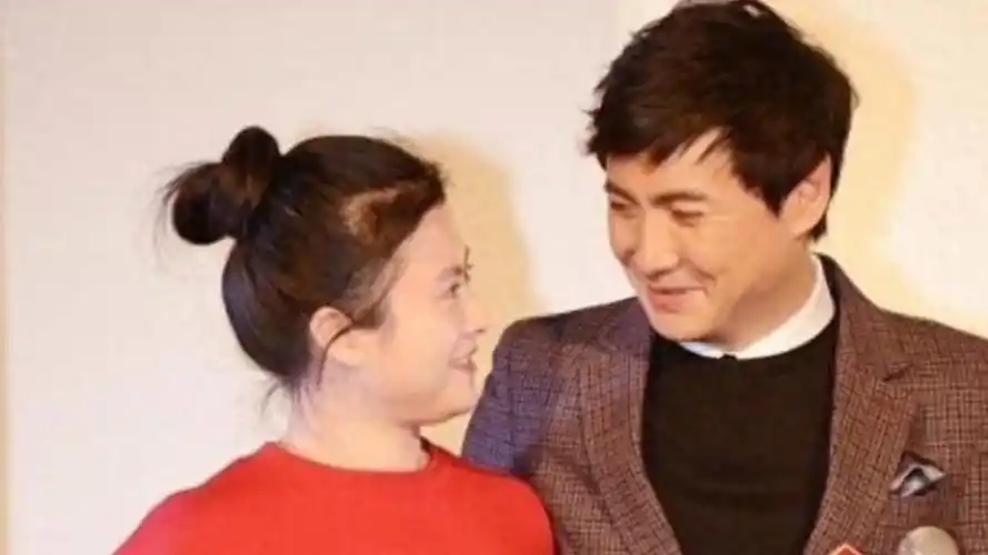 男神沈腾一家三口度假 老婆王琦罕见露面 夫妻恩爱如初