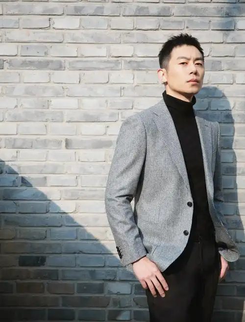 朱亚文冬日质感写真曝光 极简西装风演绎百变魅力__凤凰网