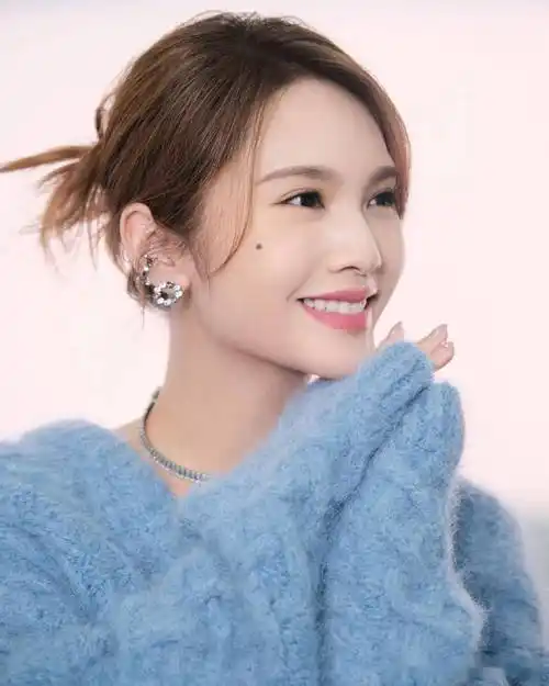 杨丞琳《我们的歌》浅蓝色毛衣造型写真释出_毛衣_造型_杨丞琳