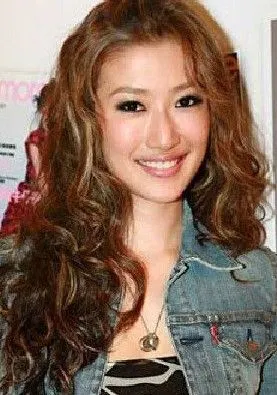 谢婷婷愁眉深锁独自逛街 离开王晶公司无下家