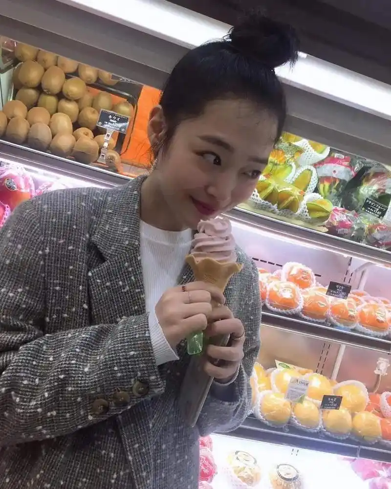 当秀晶知道雪莉去世时,在雪莉的灵堂守了三天#崔雪莉sulli - 抖音