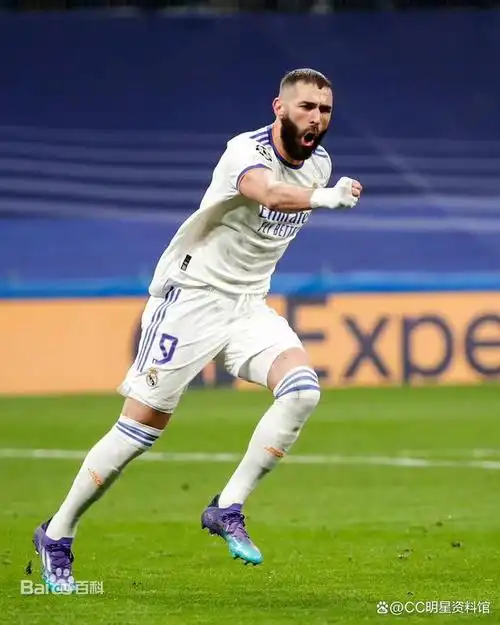 卡里姆·本泽马是一位著名的法国足球运动员,1987年12月19日出生于