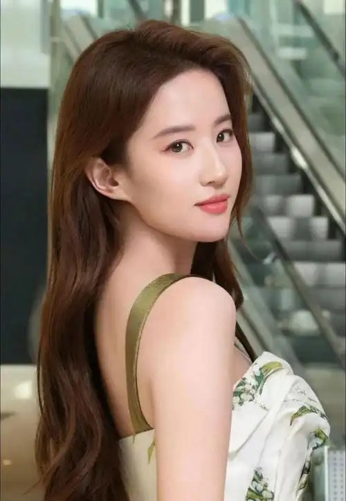 刘亦菲内衣照被骂上热搜她的胸到底碍了谁的眼