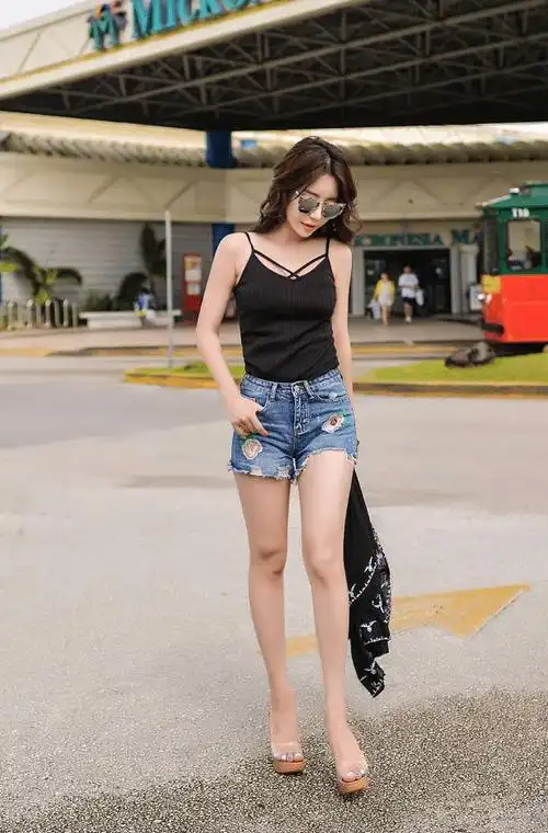 长腿热裤高跟美女,身材完美!_短裤