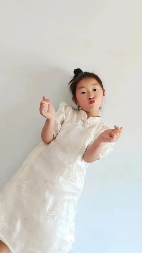 超有镜头感的小女孩 你成长的道路千姿百态,呆萌,可爱,调皮 - 抖