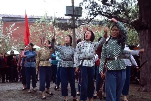 老照片 | 法国外交官镜头下,文革初的彩色中国