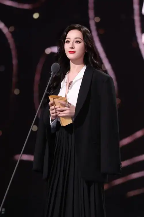 dior 迪奥全球品牌大使 —— 迪丽热巴正式官宣 !