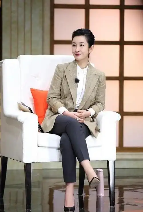 秦海璐脸肿到认不出!拖地裤配无袖风衣毫无美感,穿出1米5既视感