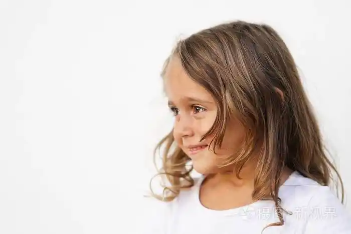 4岁女孩微笑着侧脸