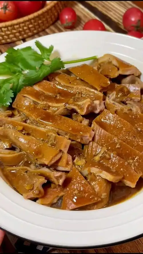 不知道吃什么的时候,试试这道沙姜焗猪肚吧!