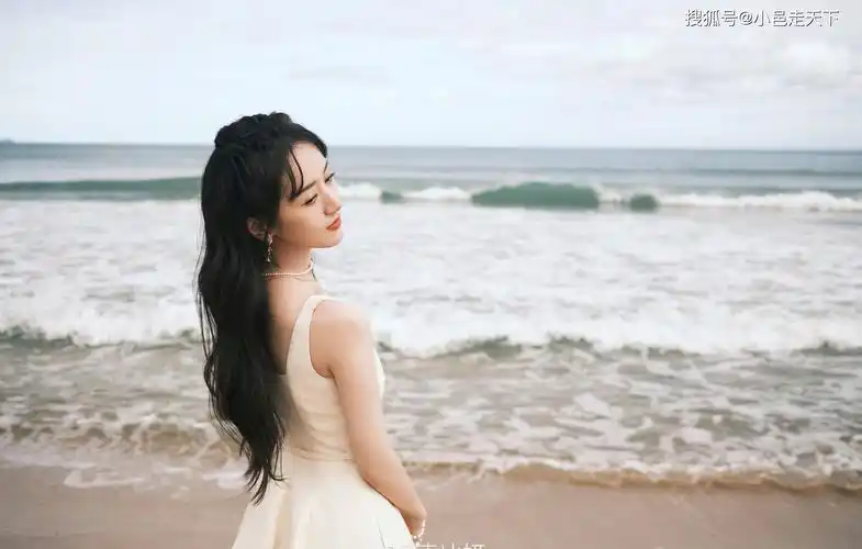 袁冰妍白色吊带裙优雅写真