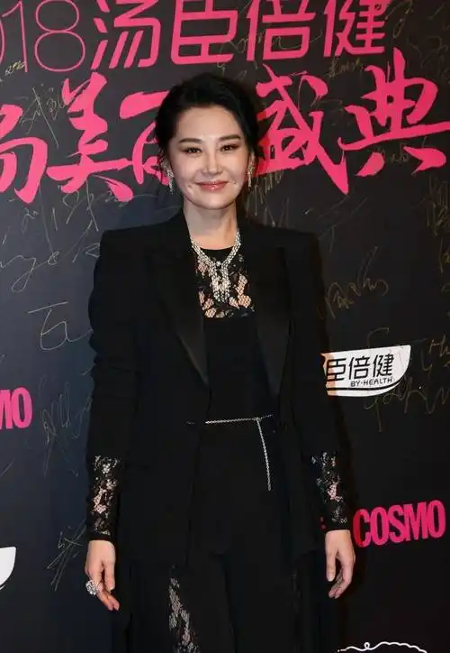 拍电影被捧,上综艺被说,许晴到底是个什么样的女人_评价_任盈盈_情商