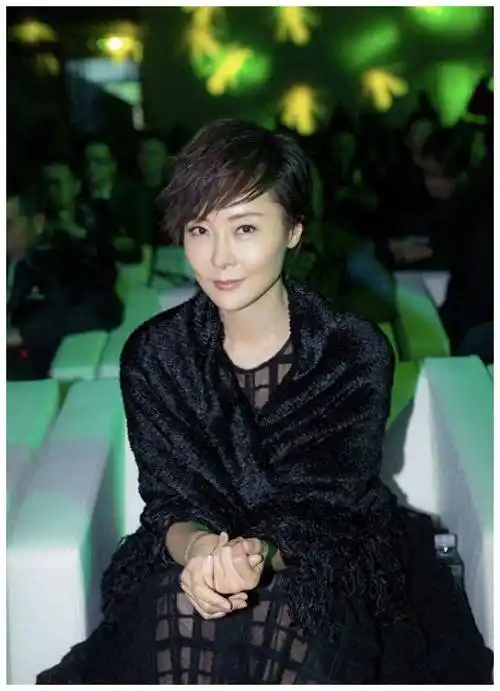 尽管经历了挫折和伤痛,柯蓝依然选择了坚韧,勇敢,走出了黑暗,继续追求