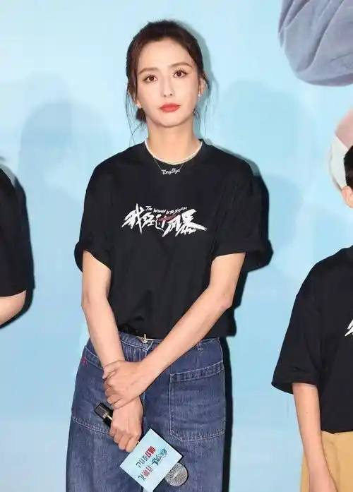 佟丽娅太瘦穿不了t恤,牛仔裤时髦到"穿反了"_黑色_苗条身材_衣服