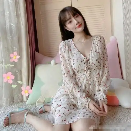 组图:李小璐最新写真曝光 落地窗边碎花短裙大秀美腿