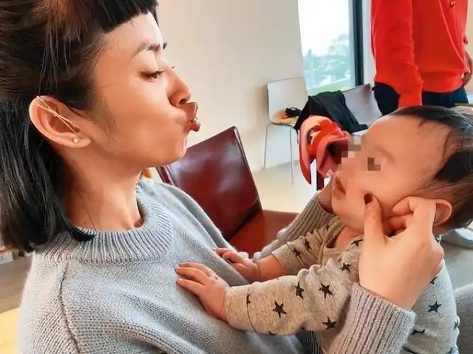 林依晨女儿正脸首曝光,小脸肉嘟嘟五官似爸爸,坐在婴儿车上玩耍_腾讯