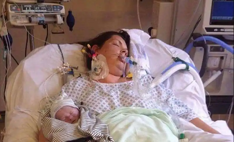 产床上孕妇难产大出血, 婆婆和老公态度一个让人愤怒一个让人流泪