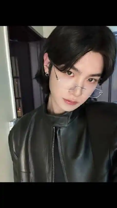 黄明昊无框眼镜黑皮衣##黄明昊狼尾痞感