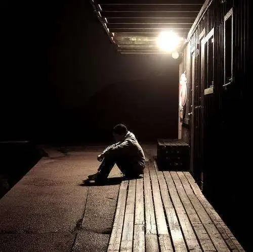 求一些超经典的孤独落寞的图片?