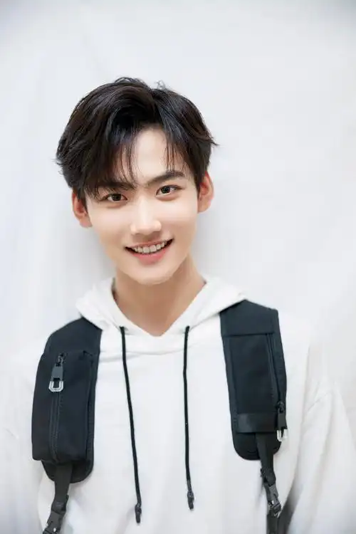 来看笑的露出八颗牙的周柯宇